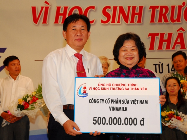 Đại diện Công ty sữa Vinamilk trao tặng 50 triệu đồng để xây trường học ở Trường Sa