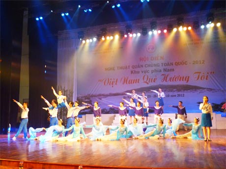 Tiết mục hát múa “Lướt sóng ra khơi” tại liên hoan.