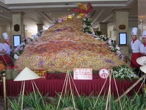 Kỷ lục châu Á mới - bánh Phượng Hoàng vũ lớn nhất. (Ảnh: Hạnh Long/Vietnam+)