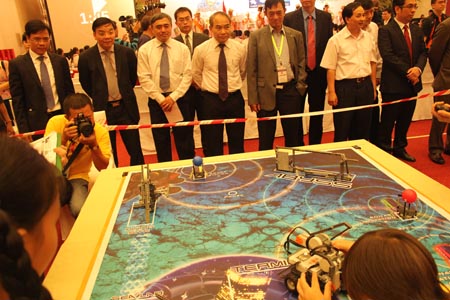 Lãnh đạo ngành giáo dục, công nghệ thông tin, truyền thông, hiệu trưởng các trường ở Việt Nam và các nước tham quan mô hình robot do học sinh lắp ráp, xem các em trình diễn trước lễ trao giải 
