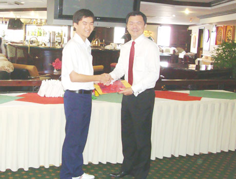 Ngài Pong Kok Tian, Tổng Lãnh sự Singapore trao học bổng cho Trương Hải Bằng.