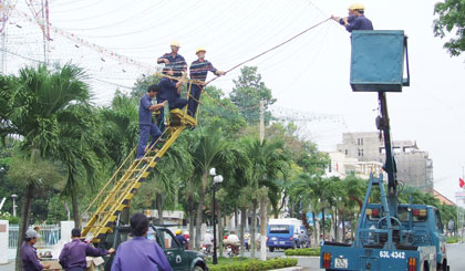 làm theo lời Bác, công nhân Công ty công trÌnh Đô thị  TP. Mỹ Tho nỗ lực hoàn thành nhiệm vụ.  Ảnh: Tr