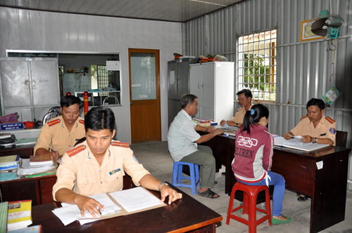 Đội Cảnh sát giao thông CA Đội Cảnh sát giao thông CA huyện tiếp người dânhuyện tiếp người dân