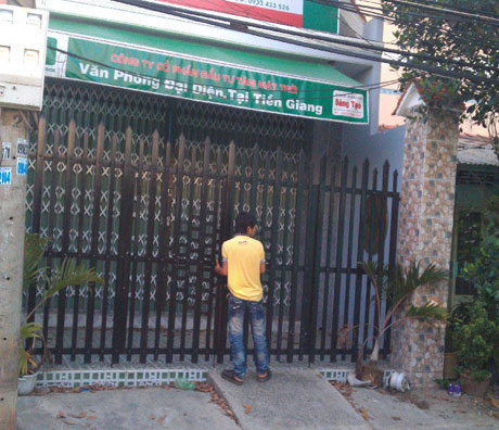 Một hội viên thập thò bước ra khỏi văn phòng công ty.
