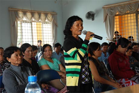 Đại diện hộ dân nêu ý kiến thắc mắc tại hội trường.