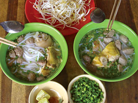 Tô bánh canh ngon vùng Bảy Núi không chỉ nhờ nước lèo, thịt... mà còn nhờ sợi bánh được làm từ gạo thơm Bảy Núi.