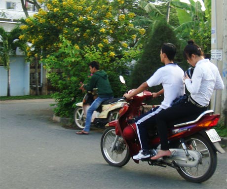 Học sinh chưa có bằng lái nhưng vẫn điều khiển xe phân khối lớn. Ảnh: N.T
