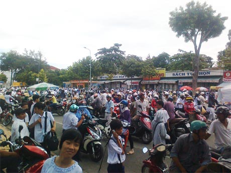 Đường Hùng Vương (TP. Mỹ Tho) như một bãi đỗ xe, trong giờ tan trường. Ảnh: Q.V