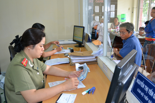Làm thủ tục cấp hộ chiếu tại Phòng XNC, CA Tiền Giang. Ảnh: P.Long