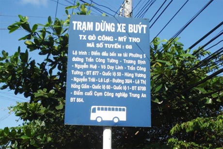 Vắng vẻ ở một trạm dừng dù có bóng cây che mát.