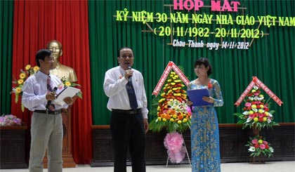 Tổng Biên tập Báo Ấp Bắc, Nguyễn Hữu Đức, nguyên là cán bộ ngành Giáo dụchuyện giao lưu với đại biểu trong buổi họp mặt.
