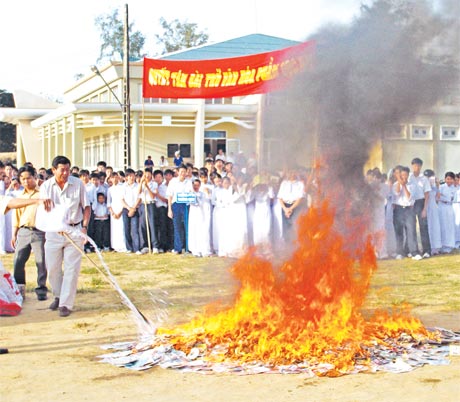 Thiêu hủy sản phẩm văn hóa độc hại.