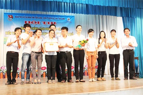 Ban tổ chức trao giải Nhất cho trư