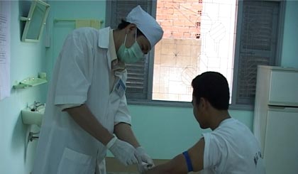 Xét nghiệm người bênh nghi nhiễm HIV. Ảnh: N.Hữu