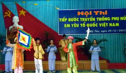 Tiểu phẩm Hai bà Trưng (trái) và tiểu phẩm Rặng trâm bầu (phải).
