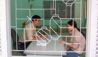 Tuyên truyền về cách phòng chống lây nhiễm HIV/AIDS. Ảnh: N.H