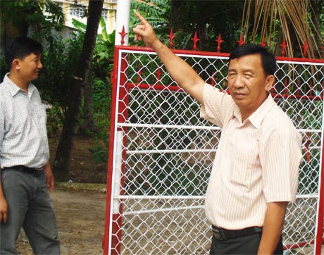 Ông Tư Quận (đứng giữa) đang đi kiểm tra phong trào phòng, chống tội phạm ở các ấp.