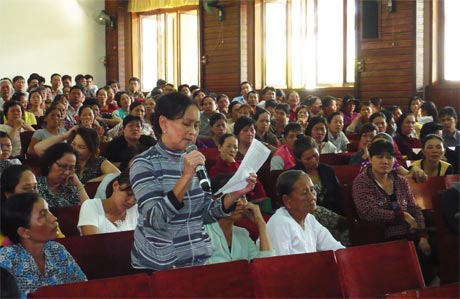 Tiểu thương nêu ý kiến tại buổi họp vào chiều ngày 27-11.