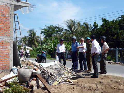 Lãnh đạo Sở GTVT và Thanh tra GTVT khảo sát tình trạng lấn chiếm hành lang ATGT ĐB ở huyện Cái Bè
