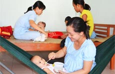 Chị Lê Thị Tuyết Thanh cặm cụi cầm tay đối tượng để giúp họ nắn nót viết từng con chữ.