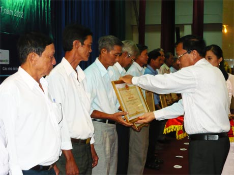 Các tập thể nhận Bằng khen của UBND tỉnh.