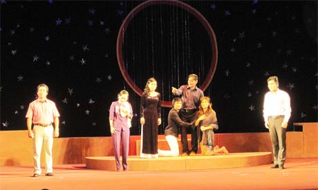 Cảnh trong vở “Nỗi đau sợi tơ đồng”.