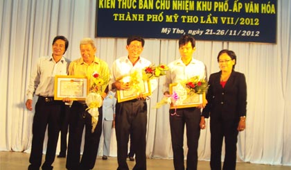 Khen thưởng 3 tập thể đạt giải ba tại hội thi.