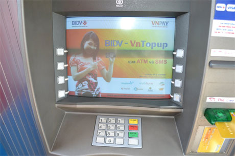 Khung pháp lý về thanh toán không dùng tiền mặt tạo điều kiện thuận lợi cho tổ chức và cá nhân trong giao dịch. Ảnh: Vân Anh
