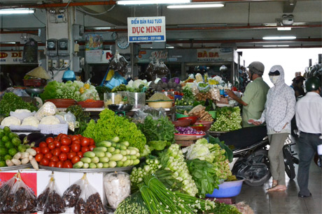 Chuyển đổi mô hình quản lý chợ là cơ sở quan trọng để đầu tư, xây dựng hạ tầng thương mại theo hướng hiện đại. Ảnh chụp tại chợ Mỹ Tho. Ảnh: Vân Anh