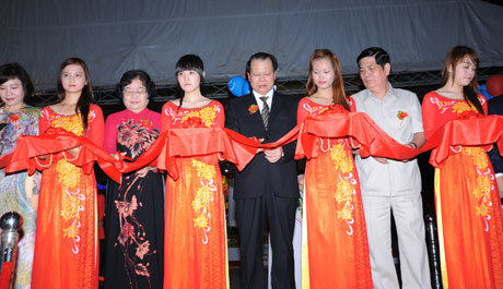 Các đồng chí lãnh đạo cắt băng khánh thành