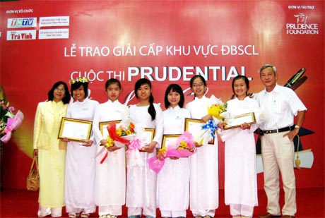 Đội tuyển “Văn hay chữ tốt” cùng cô Nguyễn Thị Tuyết (GV Văn - Trường THCS Lê Ngọc Hân) và thầy Huỳnh Minh Cảnh (Chuyên viên môn Văn - Sở GD&ĐT).