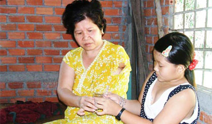 Chị Nhẹ và con gái Mỹ An.