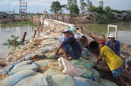 Biến đổi khí hậu - nước biển dâng ngày càng ảnh hưởng nghiêm trọng đến khu vực ĐBSCL.