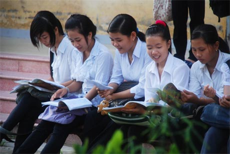 Thí sinh tập trung ôn bài trước kỳ thi. 