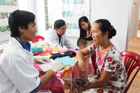Khám bệnh, cấp thuốc miễn phí  cho người dân trên đảo.
