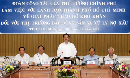 Thủ tướng Nguyễn Tấn Dũng làm việc với UBND TP HCM sáng 18/12. Ảnh: Nhật Bắc.