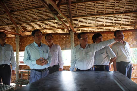 Chủ tịch UBND tỉnh Nguyễn Văn Khang kiểm tra công trình tại Khu di tích Chiến thắng Ấp Bắc.
