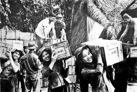 Thanh niên xung phong với niềm tin thắng lợi. Ảnh: TƯ LIỆU