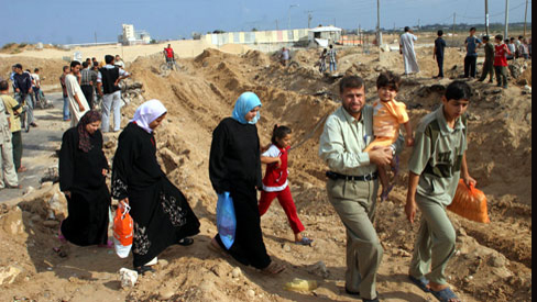Người Palestine đi lại tại nam dải Gaza trên những con đường bị không quân Israel đánh phá. Ảnh: THX