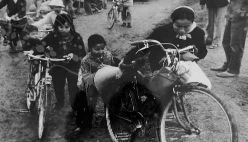 Nhân dân Hà Nội đi sơ tán.