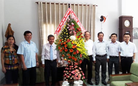 Ông Trần Long Thôn, Trưởng Ban Dân vận Tỉnh ủy trao hoa chúc mừng Giáng sinh đến đức Giám mục Bùi Văn Đọc, Giám mục Giáo phận Mỹ Tho.