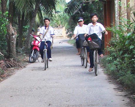 Để đạt chuẩn NTM, xã nỗ lực mở rộng giao thông nông thôn.  (Ảnh: Tuyến đường dal Miễu Hội - Cây Xanh).