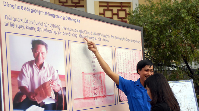  Khách tham quan xem triển lãm về Trường Sa, Hoàng Sa ở Hội An .