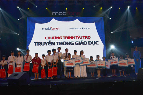 Phạm Văn Khanh Phó Giám Sở Giáo Dục và Đào Tạo tặng quà cho các em học sinh nghèo.