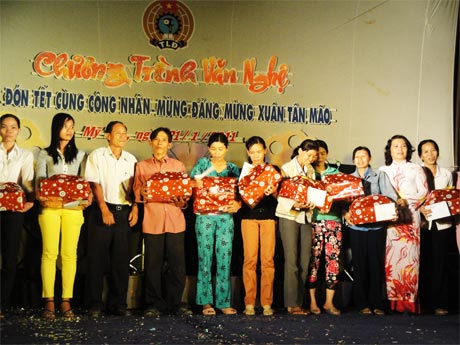 Tặng quà tết cho công nhân nghèo nhân đêm văn nghệ “Công nhân mừng Xuân”.
