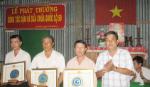 Khen thưởng người dân giặm vá Quốc lộ 50