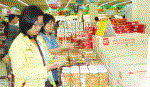 Hàng Tết dồi dào, chỉ trông chờ sức mua