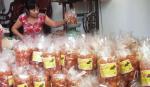 Sản xuất bánh, mứt tết thắc thỏm vào mùa