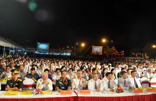Các đại biểu về dự lễ mít tinh.