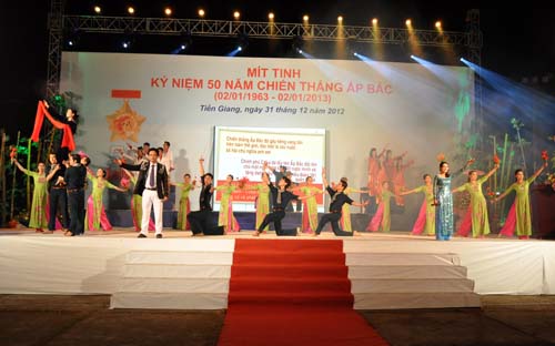 Tiết mục sân khấu hóa chiến thắng Ấp Bắc.